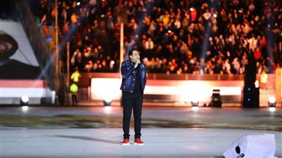 حكيم يحيي حفلًا في ستاد القاهرة بحضور 70 ألفًا يهتفون “تحيا مصر” (صور)