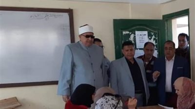 رئيس المنطقة الأزهرية يتفقد مراكز تصحيح الشهادتين الابتدائية والإعدادية بالبحر الأحمر (صور)