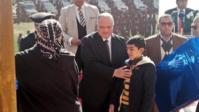محافظ القاهرة يكرم أسر الشهداء بمناسبة عيد الشرطة 