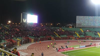 النجم الساحلي يصل إلى ستاد السلام وسط هتاف: “أفريقيا يا أهلي” (فيديو)