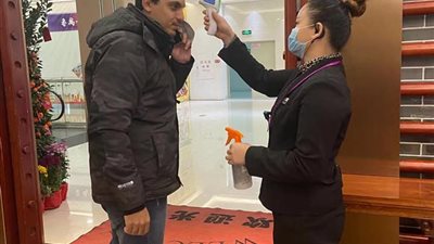 “متغلطش غلطتي”.. مصري يسافر الصين ليتفاجأ بانتشار فيروس كورونا (صور)