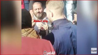 شاهد أول ظهور للأب الشجاع الذي أنقذ ابنته من تحت عجلات القطار (فيديو)