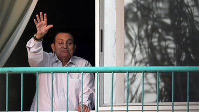 مصدر مقرب من أسرة “مبارك” يكشف حقيقة وفاة الرئيس الأسبق