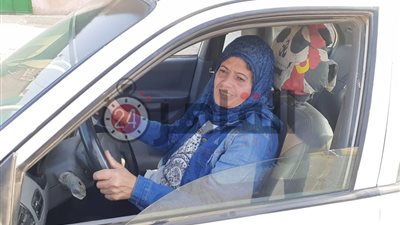 مُدرسة تتحول إلى سائق تاكسي: “عملت كده عشان أصرف على عيالي” (صور وفيديو)