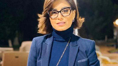 منة فضالي ببدلة زرقاء في كواليس تصوير مسلسل “حب عمري” (صور)