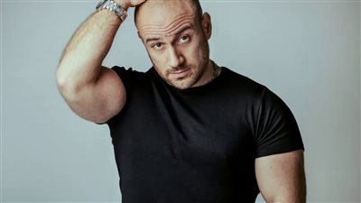 أحمد مكي يستعد لعرض مسرحية “حزلقوم” في العاصمة السعودية (صورة)