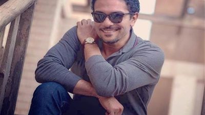 في ظهور نادر مع أبيهما.. آسر ياسين يهنئ شقيقة إسلام بعيد ميلاده (صورة)