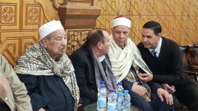 الشيخ الطبلاوي يقاوم المرض ويظهر في عزاء زوجته بالشيخ زايد (صورة)