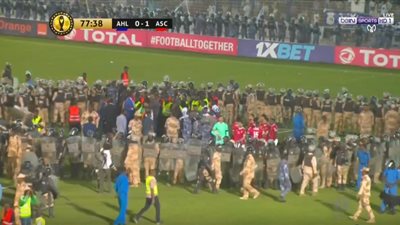 بعثة “الأهلي” تصل لمقر إقامتها بعد أحداث الشغب والاقتحام