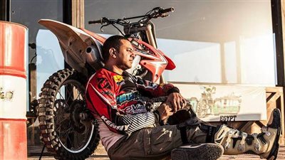 “الاتصالات” ترعى رحلة مغامر مصري يجوب المحافظات بدراجة كهربائية