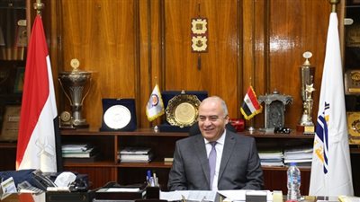 بعد تكريم والده.. شاب يكشف كواليس مشاركة محافظ قنا لمواطن في جمع القمامة