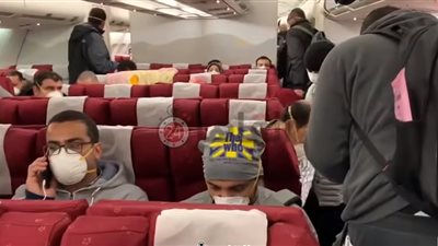 أول فيديو من داخل الطائرة للمصريين العائدين من الصين بسبب فيروس كورونا