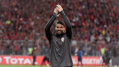 بيراميدز يفتح خطوط اتصال مع حارس الأهلي شريف إكرامي