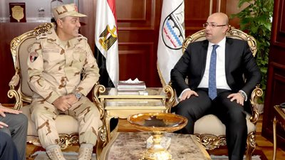محافظ بني سويف يستقبل قائد قوات الدفاع الشعبي لمتابعة تنفيذ التدريب العملي “صقر 58” لمجابهة الأزمات