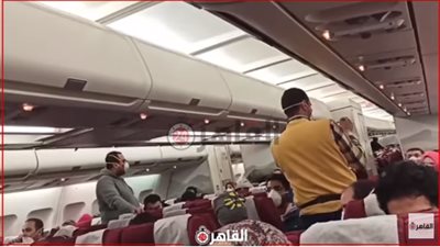 “مجموعة واتساب وأغنية يا مهون”.. مصري عائد من ووهان يرصد تفاصيل الرحلة إلى مصر (فيديو)