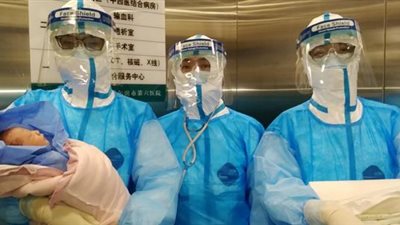 أول مولود من مصابة بفيروس كورونا.. ووضع طاقم ولادتها تحت الملاحظة