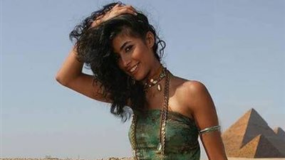 روبي تتألق بإطلالة صيفية جريئة وسط الأهرامات.. والجمهور: “الهرم الرابع” (صور)