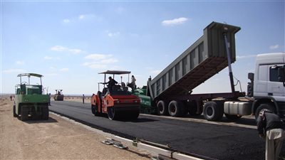 اتفاقية بين “التنمية المحلية” و”النقل” لرصف طرق داخل 12 محافظة بتكلفة 2 مليار جنيه