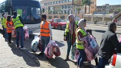 قافلة طلابية لتوزيع البطاطين والملابس في معهد شلل الأطفال بإمبابة (صور)
