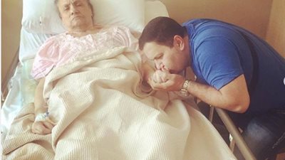 إدوارد ينعى والدته بكلمات مؤثرة: “الدنيا كلها اسودت في وشي” (صور)