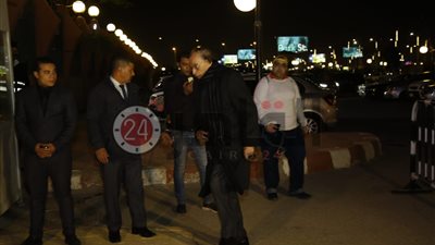 عزت العلايلي يؤدي واجب العزاء في نادية لطفي بمسجد الشرطة (فيديو)