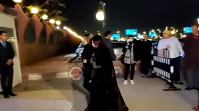 نجوى فؤاد وصابرين ورامي رضوان يقدمون واجب العزاء في نادية لطفي (فيديو)