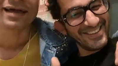 أحمد حلمي يغني “بنت الجيران” مع حسن شاكوش (فيديو)