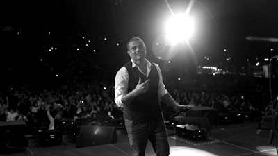 شاهد حفل عمرو دياب بالسعودية كامل العدد (صور)