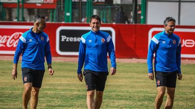 فايلر يستعين بـ”الفيديو” لتجهيز لاعبي الأهلي لمباراة الطلائع