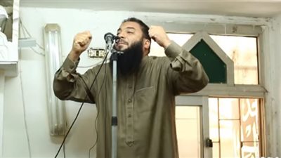 “الأوقاف” تقيل مدير إدارة البدرشين من منصبه لسماحه لحازم شومان بالخطابة دون تصريح