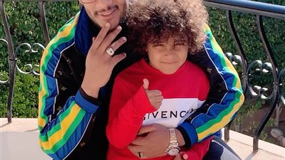 محمد رمضان ينشر فيديو من داخل طائرة خاصة بصحبة نجله (فيديو)