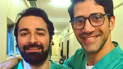 أحمد مجدي ينشر أول صورة من كواليس تصوير فيلم “حظر تجول” تجمعه بأحمد حاتم