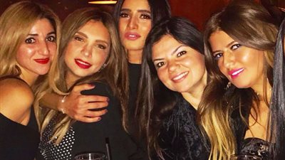 “من غير رجالة”.. زينة تحتفل بعيد ميلادها الـ39 بصحبة صديقاتها (صور)