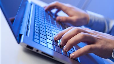 بمناسبة اليوم العالمي.. “الاتصالات” تؤسس لجنة وطنية للاستخدام الآمن للإنترنت