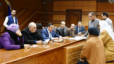 تسليم سماعات أذن وكراسي متحركة وتوفير فرص عمل خلال اجتماع خدمة المواطنين بالبحيرة