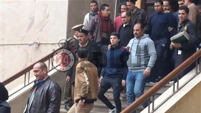 محمد راجح المتهم بقتل محمود البنا يرفع علامة النصر أثناء خروجه من المحكمة (فيديو)