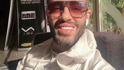 بعد طرحها تزامنًا مع عيد الحب.. كلمات أغنية “بيهم كلهم” لرامي جمال 2020 (فيديو)