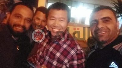 ردا على ترويج شائعة كورونا.. عاملو مستشفى كفر الدوار يلتقطون السيلفي مع مواطن صيني (صور)