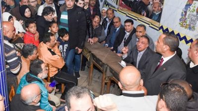محافظ الإسكندرية يستمع لشكاوى المواطنين “على مقهى”.. ويؤكد: “بابي مفتوح” (صور)