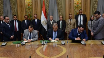 وزيرا الاتصالات والإنتاج الحربي يشهدان توقيع مذكرة لإنشاء مصنع للإطارات