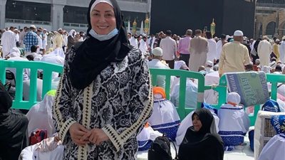 نرمين الفقي من الحرم المكي: “لبيك اللهم لبيك”.. ومتابع: “قمر في الحجاب” (صور)