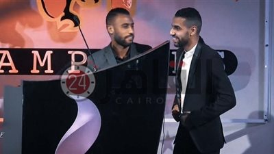 أول صورة لـ”مؤمن زكريا” في أمريكا لاستكمال رحلته العلاجية