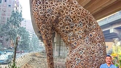 طوله 6 متر ووزنه 400 كيلو.. قصة شاب مصري مصمم تمثال “القط الفرعوني” من الخردة (صور وفيديو)