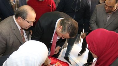 حملة التطعيم ضد شلل الأطفال 2020.. محافظ المنوفية يعطي طفل الجرعة (صور)