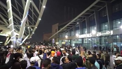 شاهد.. استقبال جماهير الزمالك للفريق في المطار (فيديو وصور)