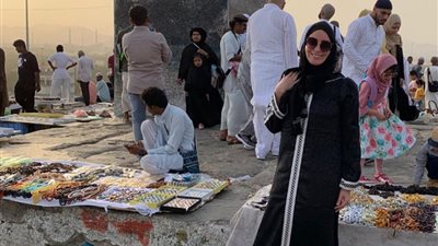 شاهد نرمين الفقي بالعباءة السوداء على جبل عرفات (صور)