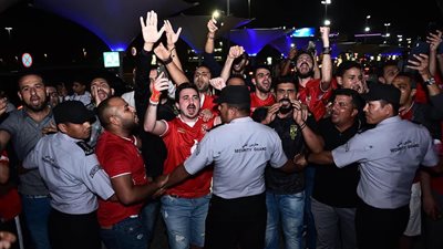 جماهير الأهلي للاعبين في مطار أبو ظبي: “قطعوا الزمالك” (فيديو)