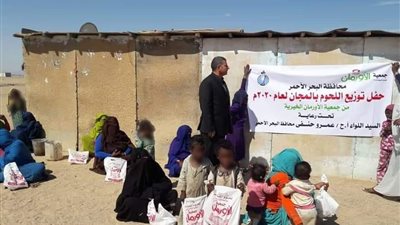 ضد الدين والأخلاق.. “الأورمان” تُصور الأسر الفقيرة أثناء توزيع 5 أطنان لحوم في البحر الأحمر (صور)