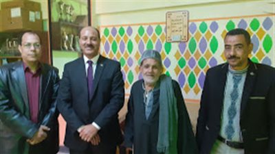 مسن يتقدم لوظيفة معلم متطوع رغم بلوغه الـ80 عامًا (صور)