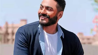 تامر حسني يحث الجمهور على بر الوالدين: “رضاهم سند عظيم في الدنيا والآخرة” (صورة)